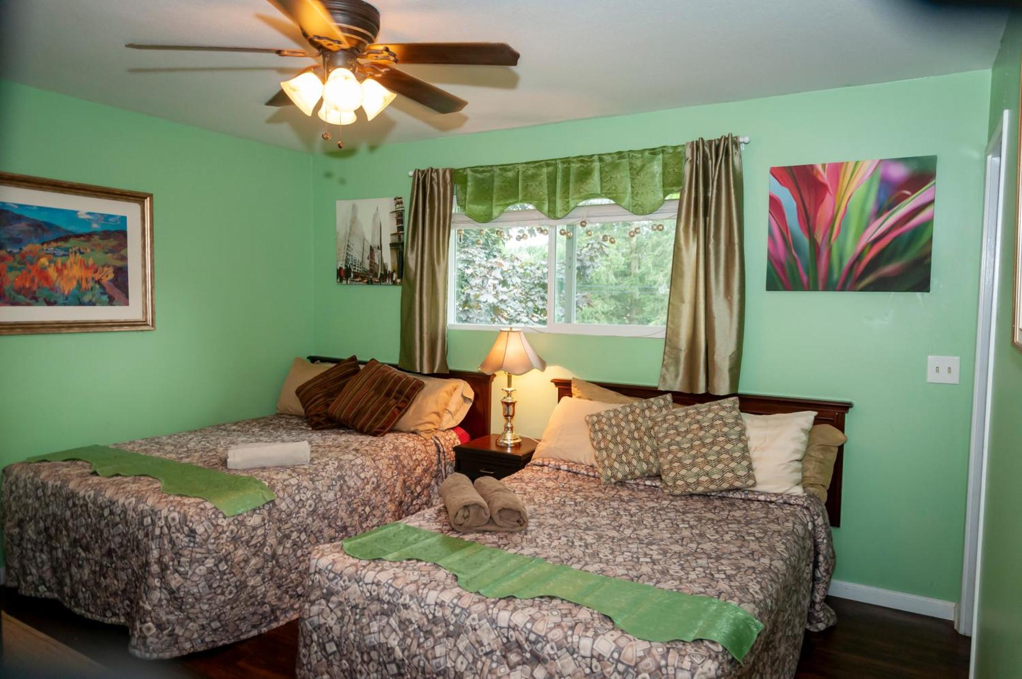 B&B Master Bedroom In Sidoni Home with 2 Queen Beds Abbotsford Buitenkant foto
