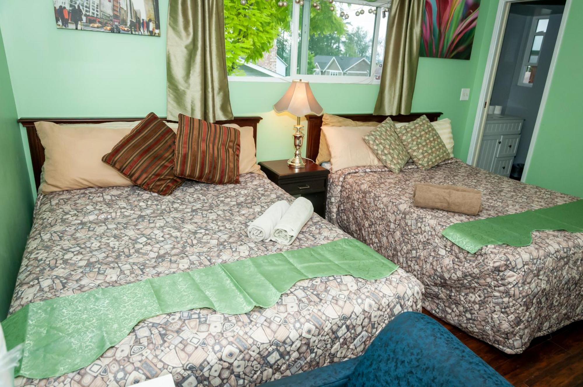 B&B Master Bedroom In Sidoni Home with 2 Queen Beds Abbotsford Buitenkant foto
